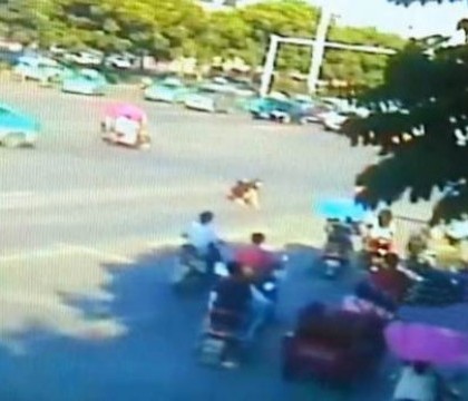 O femeie a scapat un teanc de bani pe strada si a fost uimita sa vada cum reactioneaza trecatorii. VIDEO