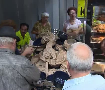 Bataie pentru ceaune la 9,99 lei la un magazin. "Am luat sase. Pentru frate, sora, toata familia" Bataie pentru ceaune la 9,99 lei la un magazin. "Am luat sase. Pentru frate, sora, toata familia"