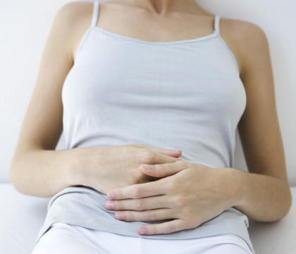 "Vomit la fiecare 20 de minute". Boala rara de care sufera o tanara care isi imparte viata intre casa si spital "Vomit la fiecare 20 de minute". Boala rara de care sufera o tanara care isi imparte viata intre casa si spital