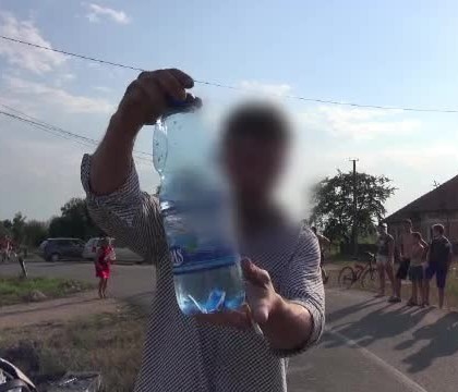 S-a dat peste cap, la propriu, cu masina. Un sofer avea alcoolemie de 1,16 la mie, dar sustine ca a baut doar ... apa S-a dat peste cap, la propriu, cu masina. Un sofer avea alcoolemie de 1,16 la mie, dar sustine ca a baut doar ... apa