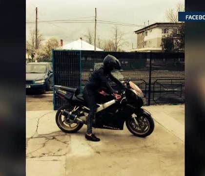 Un baiat de 22 de ani, in stare critica dupa ce a intrat cu 110km/h in masina politiei. Unchiul lui acuza "un act criminal"