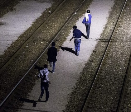 A sarit 4 garduri, a evitat 400 de camere video si a alergat 50 de km. Cursa cu final trist a unui sudanez prin Eurotunel A sarit 4 garduri, a evitat 400 de camere video si a alergat 50 de km. Cursa cu final trist a unui sudanez prin Eurotunel