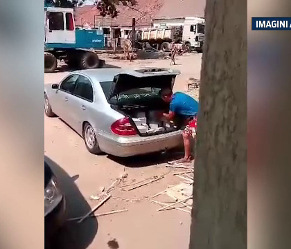 Furt filmat cu telefonul mobil. Ce incarca in portbajat doi barbati din Arad, in plina zi, chiar in centrul orasului