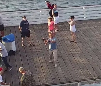 Cum a reusit un pescar sa prinda o drona cu undita. Imaginile l-au enervat foarte tare pe proprietarul aparatului. VIDEO