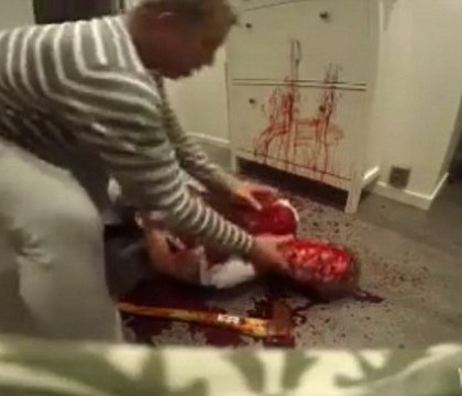 Momentul in care un barbat isi gaseste amicul intr-o baie de sange, cu un topor langa el. Farsa care l-a speriat de moarte - VIDEO Momentul in care un barbat isi gaseste amicul intr-o baie de sange, cu un topor langa el. Farsa care l-a speriat de moarte - VIDEO