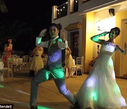 Invitatii se asteptau la un vals, dar mirii au vrut ca nunta lor sa fie speciala. Cum arata primul dans devenit viral pe net - VIDEO