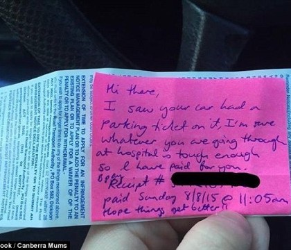 Gestul emotionant facut de o anonima pentru o femeie internata cu bebelusul in spital. Ce a gasit mama pe parbrizul masinii Gestul emotionant facut de o anonima pentru o femeie internata cu bebelusul in spital. Ce a gasit mama pe parbrizul masinii