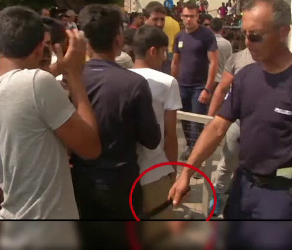 Criza imigrantilor duce la situatii tot mai violente. Un politist grec a facut ordine cu cutitul la un centru de inregistrare Criza imigrantilor duce la situatii tot mai violente. Un politist grec a facut ordine cu cutitul la un centru de inregistrare