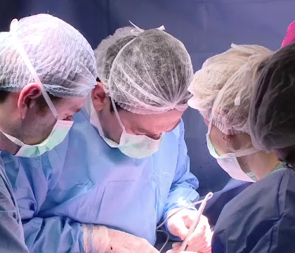 Drama traita de un baiat de 8 ani din cauza unei malformatii. Vecinii il numesc "fiul diavolului"