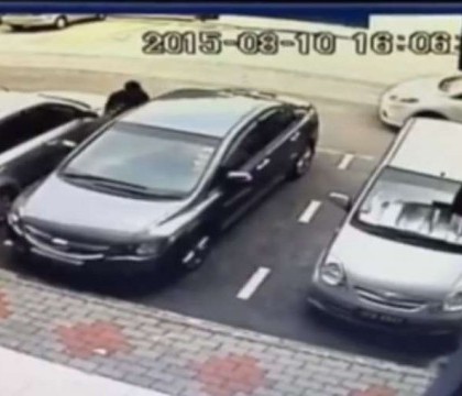 Si-a parcat masina in fata unui mall si in 10 secunde a ramas fara ea. Ce a vazut pe camerele de supraveghere: VIDEO Si-a parcat masina in fata unui mall si in 10 secunde a ramas fara ea. Ce a vazut pe camerele de supraveghere: VIDEO