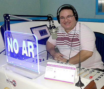 Un DJ din Brazilia a fost impuscat in cap chiar in timp ce era in emisie la radio. Era cunoscut pentru mesajele anticoruptie - VIDEO Un DJ din Brazilia a fost impuscat in cap chiar in timp ce era in emisie la radio. Era cunoscut pentru mesajele anticoruptie - VIDEO