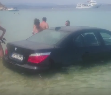 Soferul unui BMW a intrat cu masina in mare si nu a mai putut iesi. Turistii s-au ingramadit sa vada grozavia. VIDEO