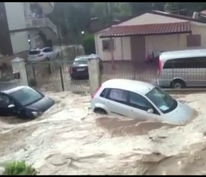 Inundatii devastatoare in sudul Italiei. Apele au inghitit case si au luat pe sus masinile de pe strada