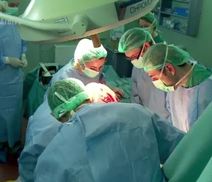 5 ani de chinuri pentru cativa centimetri. Cum a scapat o tanara de complexul cauzat de nanism. FOTO