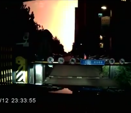 Explozii uriase in China. Momentul tragediei a fost filmat de o camera aflata la bordul unei masini. VIDEO Explozii uriase in China. Momentul tragediei a fost filmat de o camera aflata la bordul unei masini. VIDEO