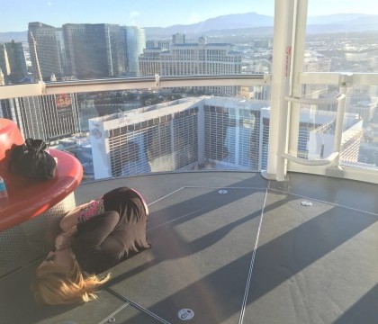 \'Prietena mea trebuia sa-mi spuna ca ii e frica de inaltime inainte sa ne urcam". O poza din Las Vegas s-a viralizat pe net