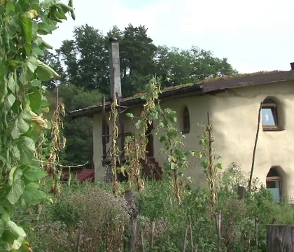 Casele ecologice, tot mai populare printre romanii care vor sa-si reduca facturile . Ce pret au locuintele din fÃ¢n sau canepa
