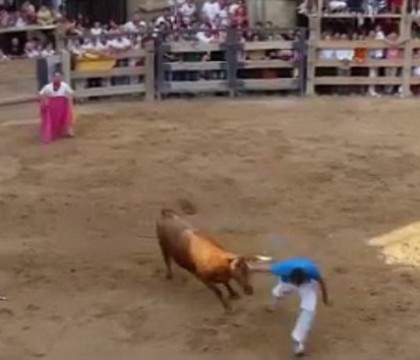 Momentul in care un barbat a fost ucis de un taur, in Spania. Coarnele i-au strapuns abdomenul in fata spectatorilor. VIDEO Momentul in care un barbat a fost ucis de un taur, in Spania. Coarnele i-au strapuns abdomenul in fata spectatorilor. VIDEO