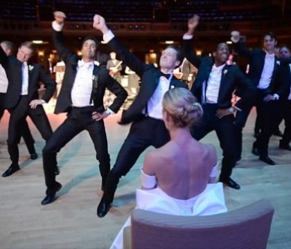 Cel mai tare dans de nunta din istorie. Surpriza de care a avut parte mireasa de la mire si de la cavalerii lui de onoare