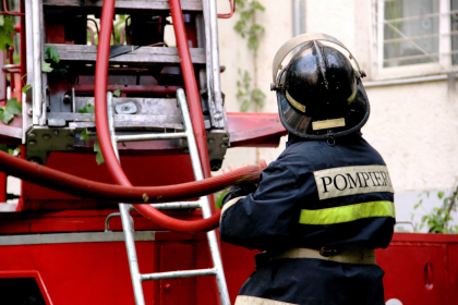 Explozie intr-o gospodarie din raionul Floresti. Acoperisul casei, distrus in intregime Explozie intr-o gospodarie din raionul Floresti. Acoperisul casei, distrus in intregime