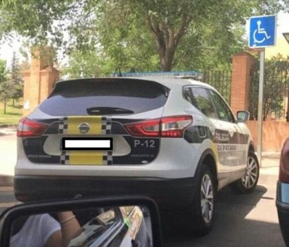 Amenda de 800 de euro pentru o femeie care ca a publicat pe Facebook o poza cu masina politiei parcata neregulamentar Amenda de 800 de euro pentru o femeie care ca a publicat pe Facebook o poza cu masina politiei parcata neregulamentar