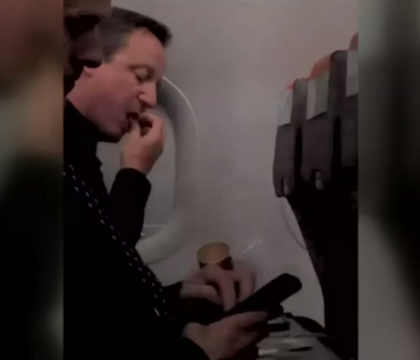David Cameron, filmat intr-un avion low-cost, la clasa Economy. "E la doua scaune de mine si mananca Pringles" David Cameron, filmat intr-un avion low-cost, la clasa Economy. "E la doua scaune de mine si mananca Pringles"