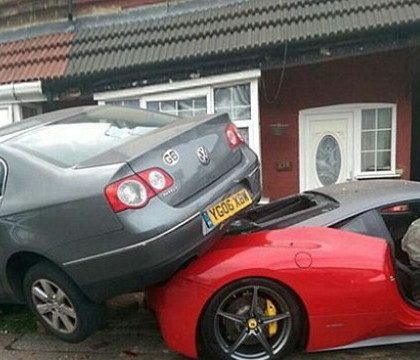 Un britanic a intrat cu un Ferrari in zid si a izbit o alta masina. Cat are de platit dupa ce a distrus bolidul inchiriat - FOTO