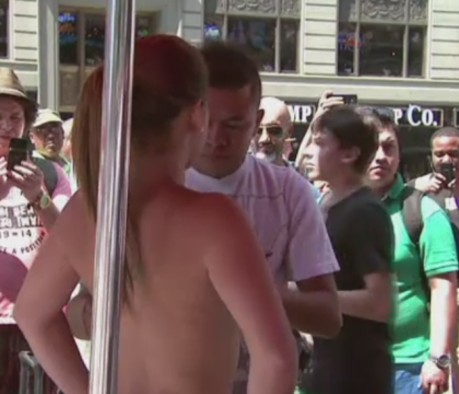 Noua "atractie turistica" din New York. Vizitatorii din Times Square se pot fotografia cu tinere topless, pictate pe bust Noua "atractie turistica" din New York. Vizitatorii din Times Square se pot fotografia cu tinere topless, pictate pe bust