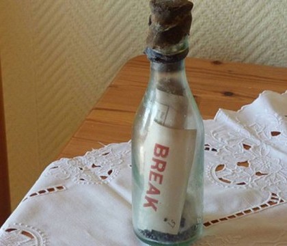 Un cuplu din Marea Britanie a descoperit cel mai vechi mesaj dintr-o sticla. Ce recompensa au primit cei doi soti Un cuplu din Marea Britanie a descoperit cel mai vechi mesaj dintr-o sticla. Ce recompensa au primit cei doi soti