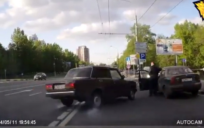 Tot internetul rade de el! Ce pateste un smecher cu Lada, care incearca sa puna la punct un sofer. VIDEO Tot internetul rade de el! Ce pateste un smecher cu Lada, care incearca sa puna la punct un sofer. VIDEO