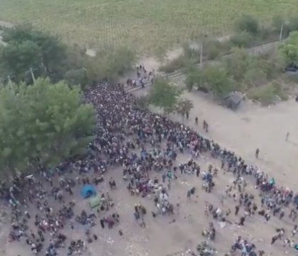Sute de imigranti au patruns in Macedonia dupa ce au rupt cordoanele politiei. Filmare realizata cu drona - VIDEO Sute de imigranti au patruns in Macedonia dupa ce au rupt cordoanele politiei. Filmare realizata cu drona - VIDEO