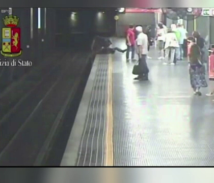 S-a aruncat in fata metroului din Milano dupa o cearta cu fostul iubit si a fost salvata in ultima clipa. Cine sunt cei doi eroi S-a aruncat in fata metroului din Milano dupa o cearta cu fostul iubit si a fost salvata in ultima clipa. Cine sunt cei doi eroi