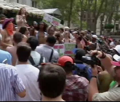Sute de femei au defilat la New York de Ziua Mondiala Topless. Ce au facut barbatii in acest timp Sute de femei au defilat la New York de Ziua Mondiala Topless. Ce au facut barbatii in acest timp
