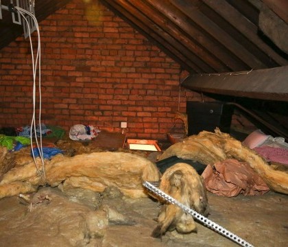 Un britanic si-a mutat locuinta in podul din casa fostei iubite. Reactia femeii cand i-a descoperit ascunzatoarea