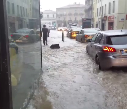 Potop in sud-estul Frantei. Doi pensionari au murit inecati si mii de localnici au fost evacuati din casele lor Potop in sud-estul Frantei. Doi pensionari au murit inecati si mii de localnici au fost evacuati din casele lor