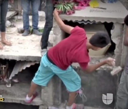 O familie din Honduras si-a dezgropat fiica, la o zi dupa inmormantare. Tatal sustine ca tanara era inca vie - VIDEO