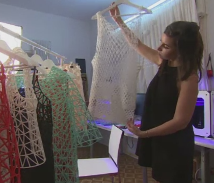 Hainele facute fara tesaturi si masini de cusut. Cat i-a luat unei creatoare de moda sa faca o colectie cu o imprimanta 3D
