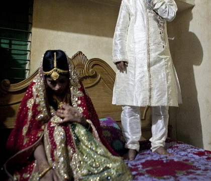 Imaginile care arata durerea tinerelor din Bangladesh: o fata de 15 ani, fortata sa se marite cu un barbat de 32 de an Imaginile care arata durerea tinerelor din Bangladesh: o fata de 15 ani, fortata sa se marite cu un barbat de 32 de an