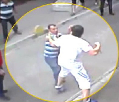 Scene incredibile la Istanbul. Un turist irlandez pune la pamant o gasca de turci care l-a luat la bataie, pe strada - VIDEO Scene incredibile la Istanbul. Un turist irlandez pune la pamant o gasca de turci care l-a luat la bataie, pe strada - VIDEO