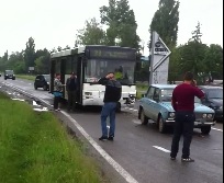 Accident in lant in capitala. Doua autoturisme s-au ciocnit cu un autobuz de ruta. Ce au facut pasagerii. VIDEO Accident in lant in capitala. Doua autoturisme s-au ciocnit cu un autobuz de ruta. Ce au facut pasagerii. VIDEO