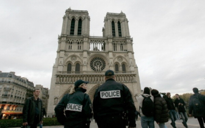 Barbatul care a ranit un politist, la Notre Dame, este algerian. Ce a strigat inainte sa-l atace cu un ciocan - LIVE VIDEO