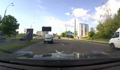 Un individ cu Porsche s-a filmat in timp ce goneste cu 197 km/h pe strazile Chisinaului! VIDEO Un individ cu Porsche s-a filmat in timp ce goneste cu 197 km/h pe strazile Chisinaului! VIDEO