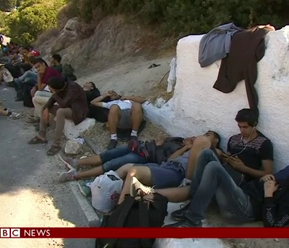 Insula din Grecia unde numarul imigrantilor l-a dublat pe cel al localnicilor. Oamenii dorm pe strazi sau pe terase Insula din Grecia unde numarul imigrantilor l-a dublat pe cel al localnicilor. Oamenii dorm pe strazi sau pe terase