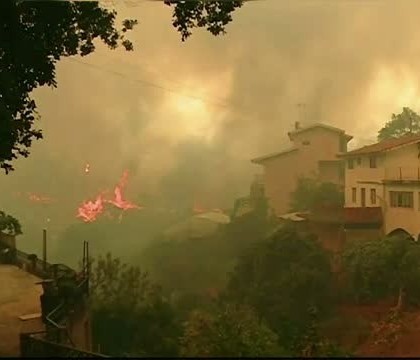 "Intalnire" intre un incendiu de vegetatie si o tornada, in Portugalia. Pompierii si localnicii au privit panicati fenomenul "Intalnire" intre un incendiu de vegetatie si o tornada, in Portugalia. Pompierii si localnicii au privit panicati fenomenul