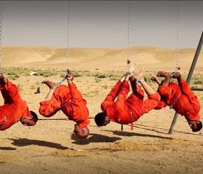 Imagini terifiante publicate de Statul Islamic. Jihadistii au legat cu lanturi patru luptatori siiti, apoi i-au ars de vii Imagini terifiante publicate de Statul Islamic. Jihadistii au legat cu lanturi patru luptatori siiti, apoi i-au ars de vii