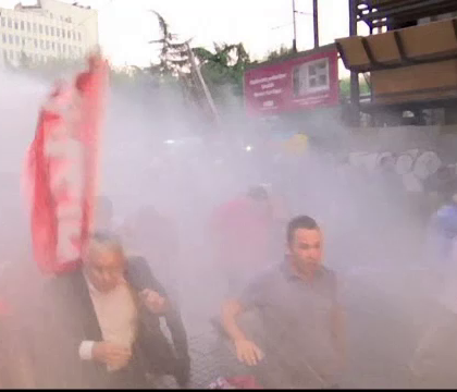 Saptamana pacii a inceput cu violente la Istanbul. Politistii au intervenit cu tunuri cu apa Saptamana pacii a inceput cu violente la Istanbul. Politistii au intervenit cu tunuri cu apa