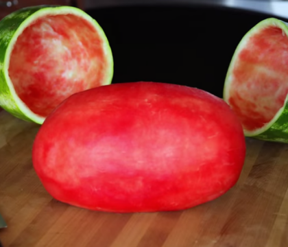 Cel mai tare truc pe care poti sa-l faci cu un pepene rosu. Un fost inginer NASA a aratat cum poate fi "decojit" - VIDEO