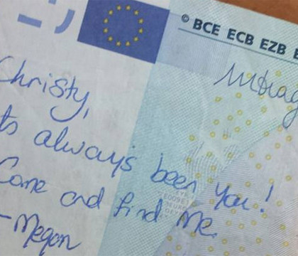 A vrut sa-si regaseasca iubitul pierdut cu un mesaj scris pe o bancnota. Ce s-a intamplat dupa ce imaginea a devenit un viral - FOTO A vrut sa-si regaseasca iubitul pierdut cu un mesaj scris pe o bancnota. Ce s-a intamplat dupa ce imaginea a devenit un viral - FOTO