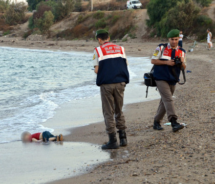Imaginea care a zguduit Europa. Un baiat sirian de 3 ani, inecat, este adus de valuri la tarmul Mediteranei, in Turcia - FOTO Imaginea care a zguduit Europa. Un baiat sirian de 3 ani, inecat, este adus de valuri la tarmul Mediteranei, in Turcia - FOTO