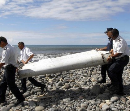 Franta confirma oficial ca bucata de aripa gasita pe Insula Reunion este de la MH370 Franta confirma oficial ca bucata de aripa gasita pe Insula Reunion este de la MH370